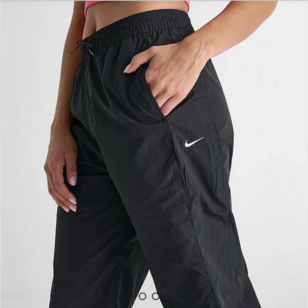 Nike women’s windbreaker high-waisted pants - Picture 6 of 7